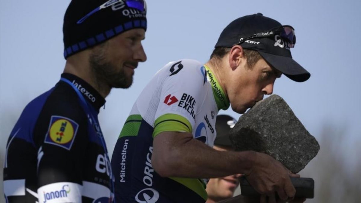Mathew Hayman besa el adoquín que recibe el ganador de la París-Roubaix ante Tom Boonen, segundo clasificado.
