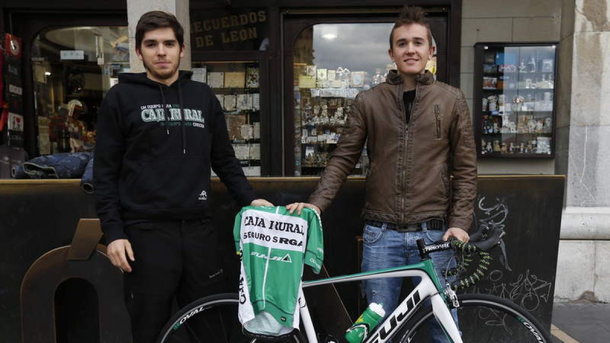 Miguel Ángel y Pablo Benito con el maillot del Caja Rural. RAMIRO