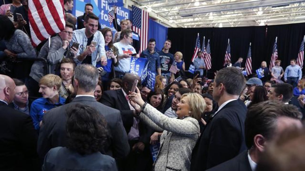 Selfi de Hillary Clinton con algunos de sus seguidores en el acto de los demócratas en Carolina del Sur.