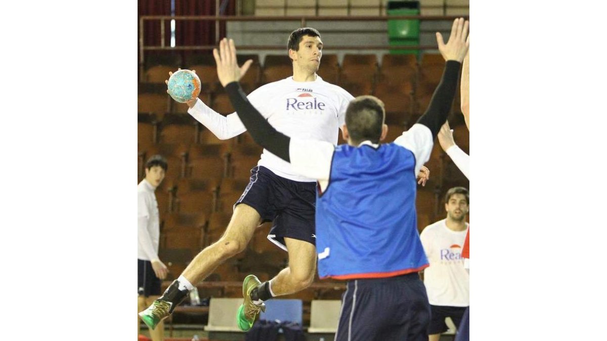 Dacevic lanza desde nueve metros durante el entrenamiento.
