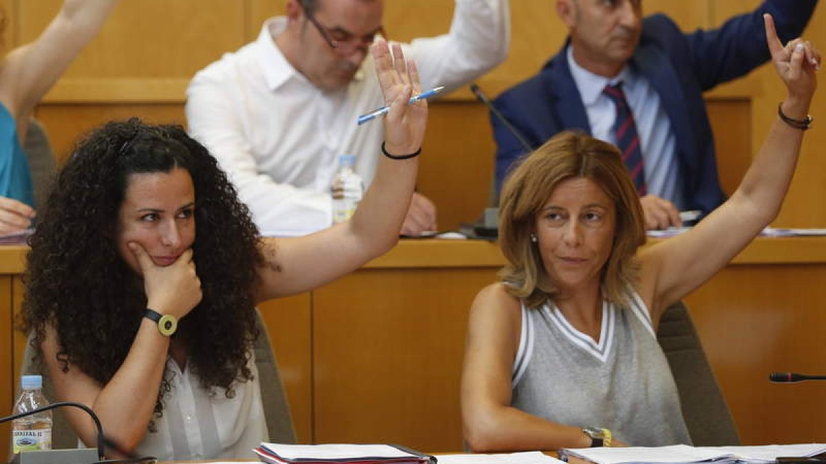 Elena Prieto y Noelia álvarez, en el Pleno del jueves.