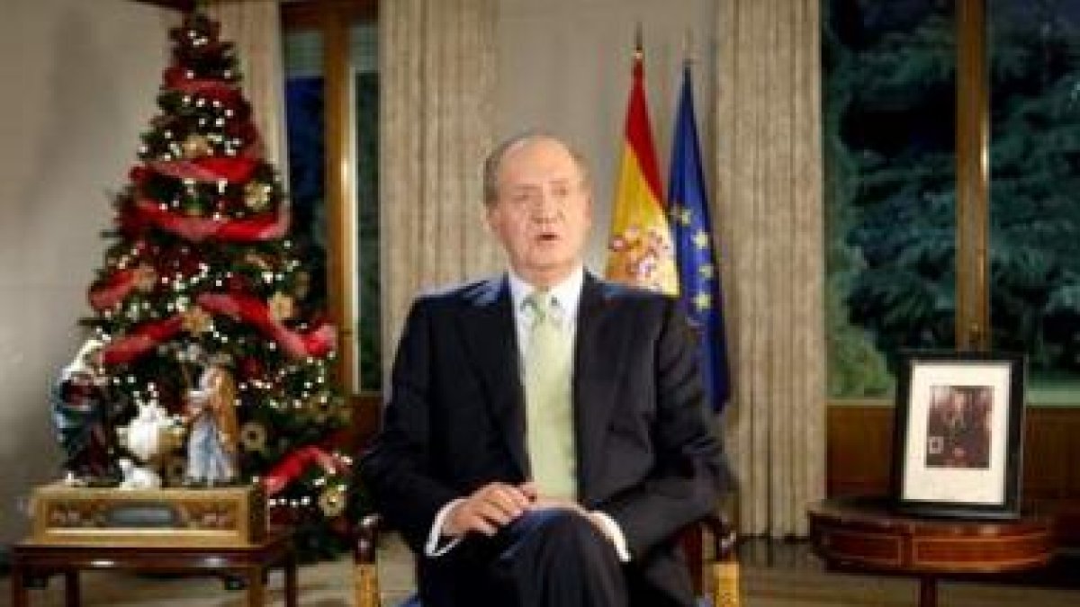 El rey Don Juan Carlos, durante la lectura del tradicional mensaje de Nochebuena.