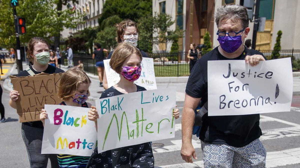 Una familia llega ante la Casa Blanca para exigir justicia racial en Estados Unidos. SHAWN THEW