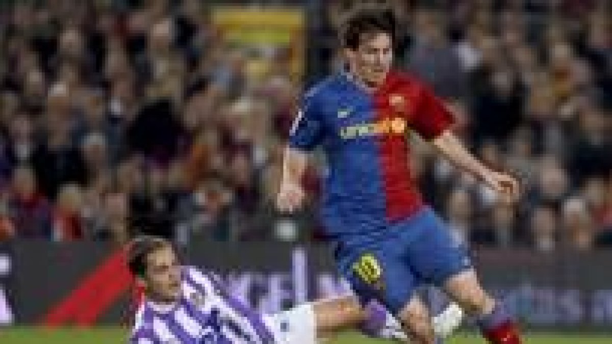 Messi, que no marcó pero sí firmó un fútbol de fantasía, regatea a un rival