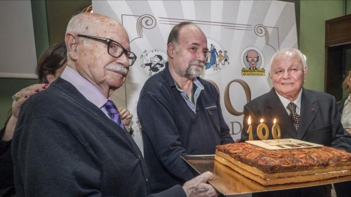 El histórico dibujante de 'TBO' Josep Maria Blanco, Antoni Guiral, autor de '100 años de TBO', y Lluís Giralt, que ha colaborado en el libro, a punto de soplar las velas del aniversario de la mítica revista de cómic.