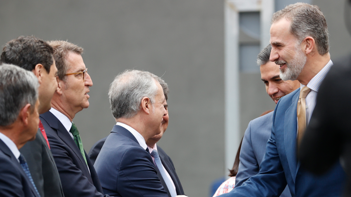El rey Felipe saluda al presidente de Galicia, Alberto Núñez Feijóo, a su llegada a la reunión de la XXVI Conferencia de Presidentes. JUAN CARLOS HIDALGO / EFE