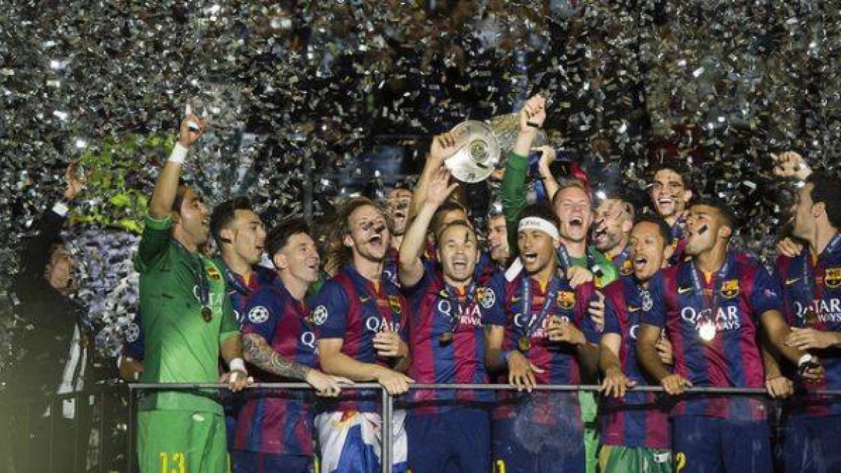 Los jugadores del Barça, con el trofeo de la Liga de Campeones, en el palco de la Estadio Olímpico de Berlín.