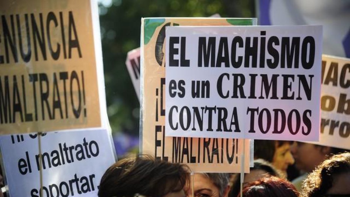 Varias pancartas contra la violencia machista en una manifestación en Madrid.