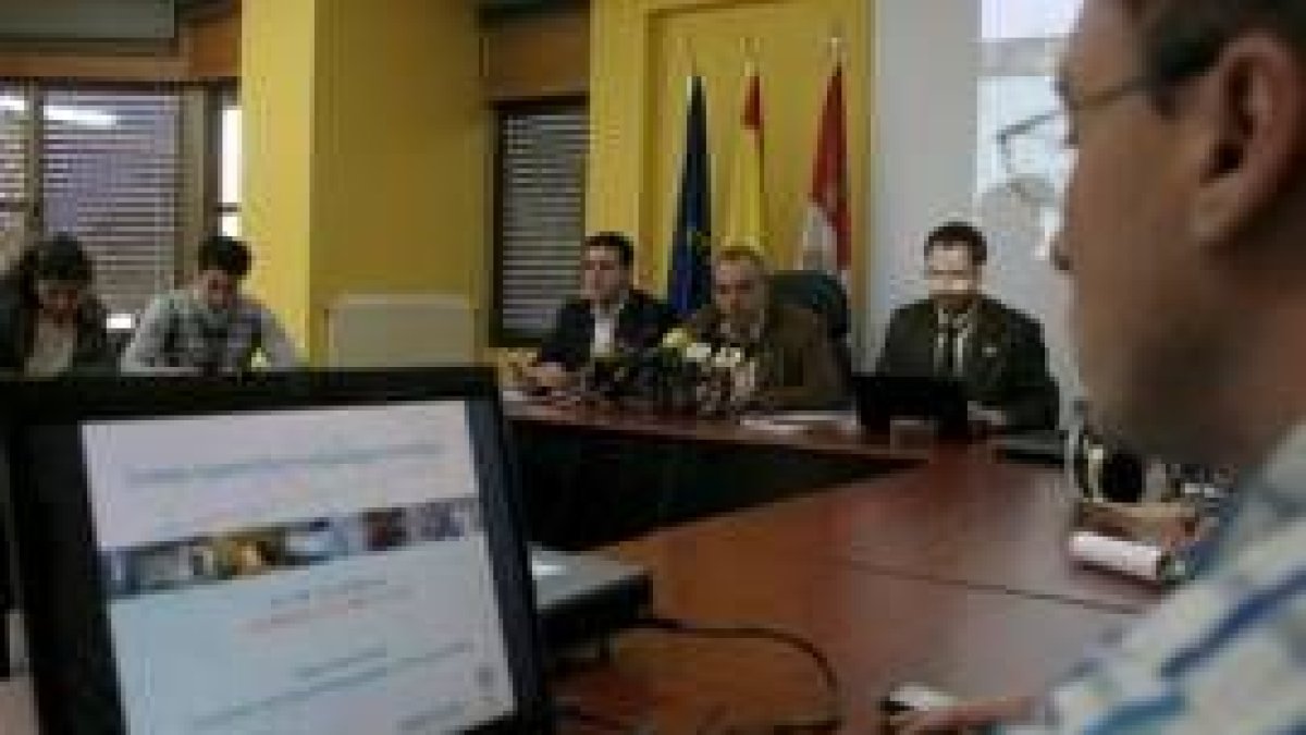 El senador del PSOE José Giménez  presentó el proyecto en Cacabelos junto a miembros del CSIC