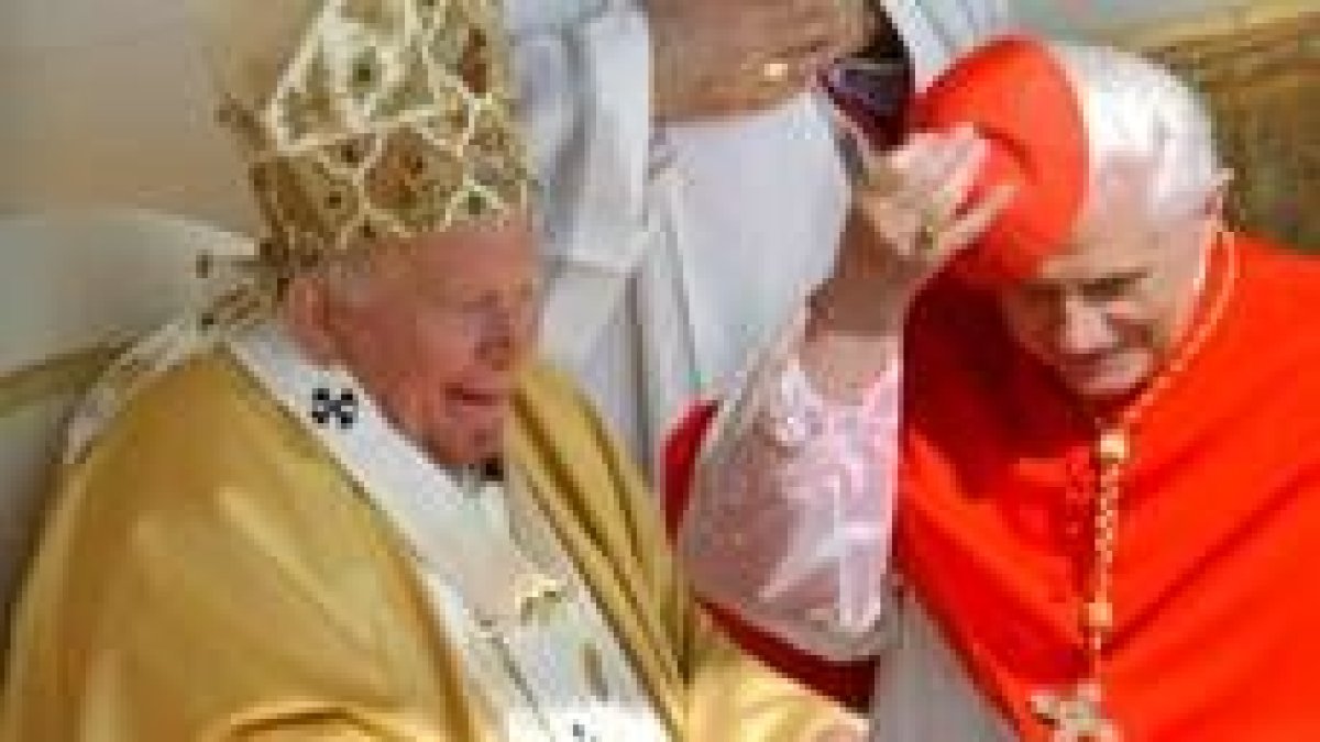 El cardenal Ratzinger felicita al Papa en la celebración de su 83 cumpleaños