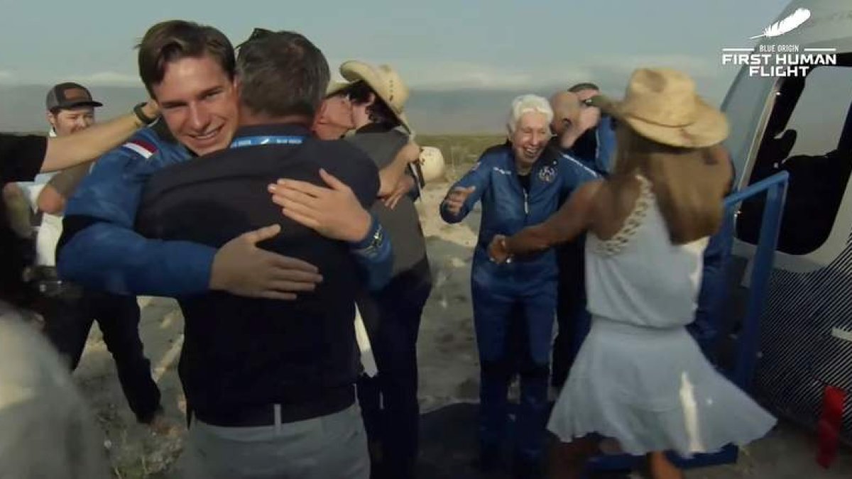 La tripulación, alegre por el éxito del vuelo espacial, se abraza tras el regreso del Blue Origin. BLUE ORIGIN / FIRST HUMAN FLIGHT