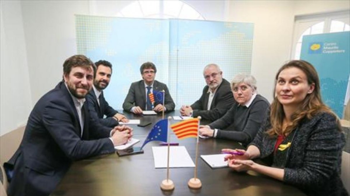 Toni Comín, Roger Torrent, Carles Puigdemont, Lluís Puig, Clara Ponsatí y Meritxell Serret, ayer, en Bruselas.
