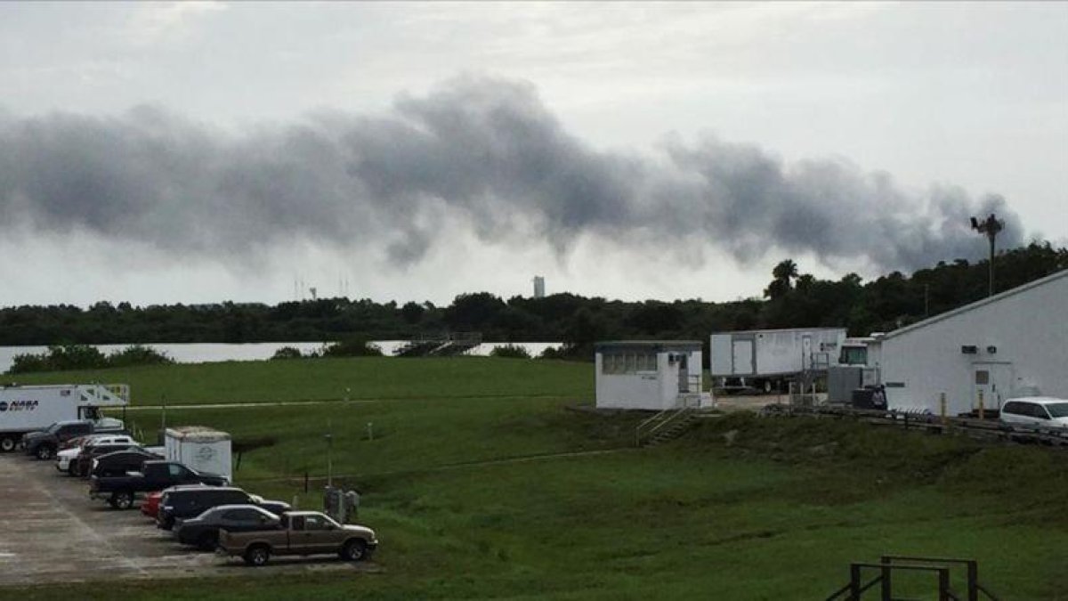 Columna de humo en los aledaños de Cabo Cañaveral, donde se ha registrado la explosión de SpaceX.