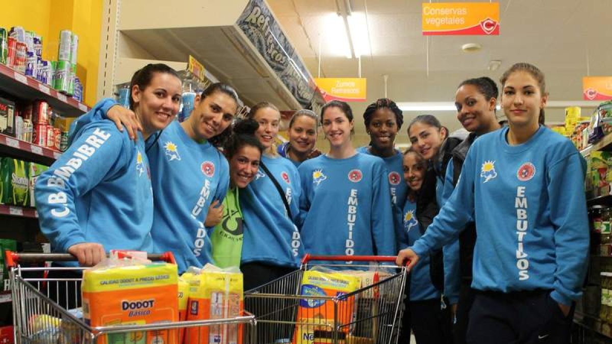 Compra solidaria de las jugadoras del equipo femenino de baloncesto de Bembibre.