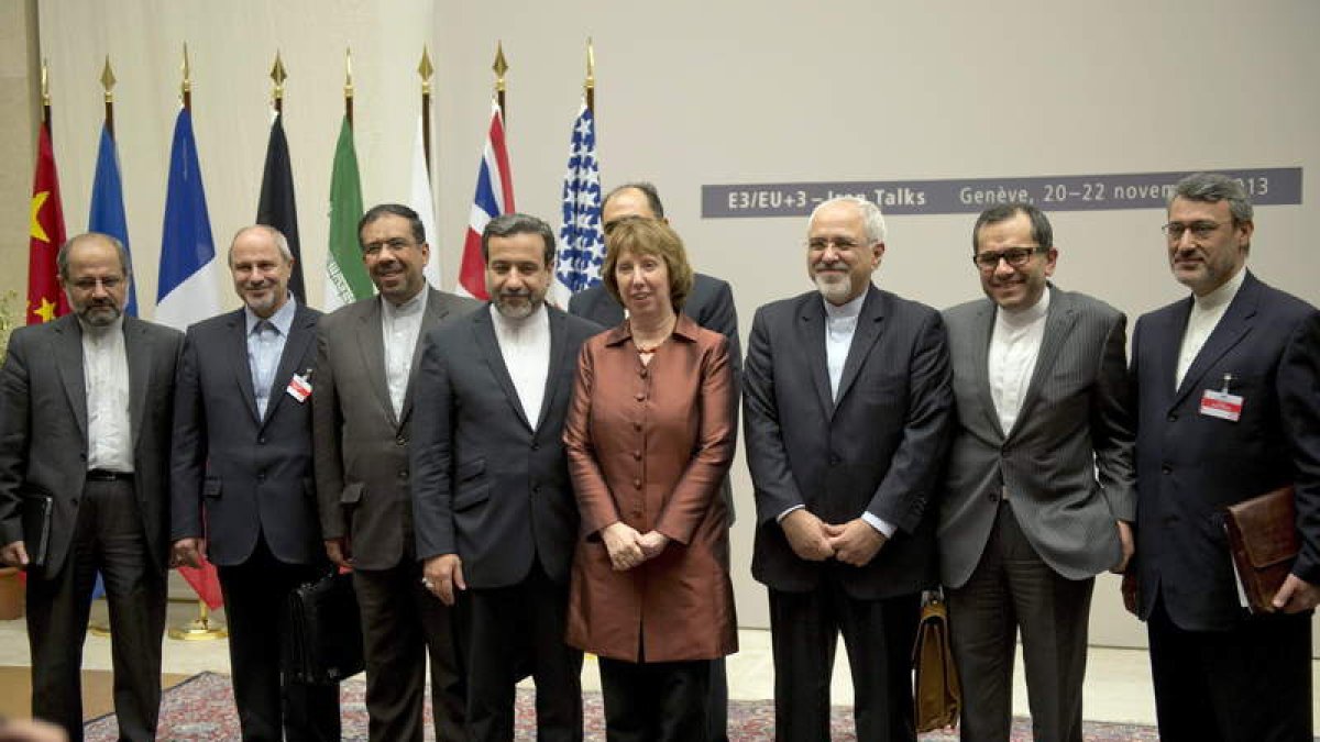 Los participantes en la reunión sobre el arsenal nuclear iraní, ayer, en Ginebra.