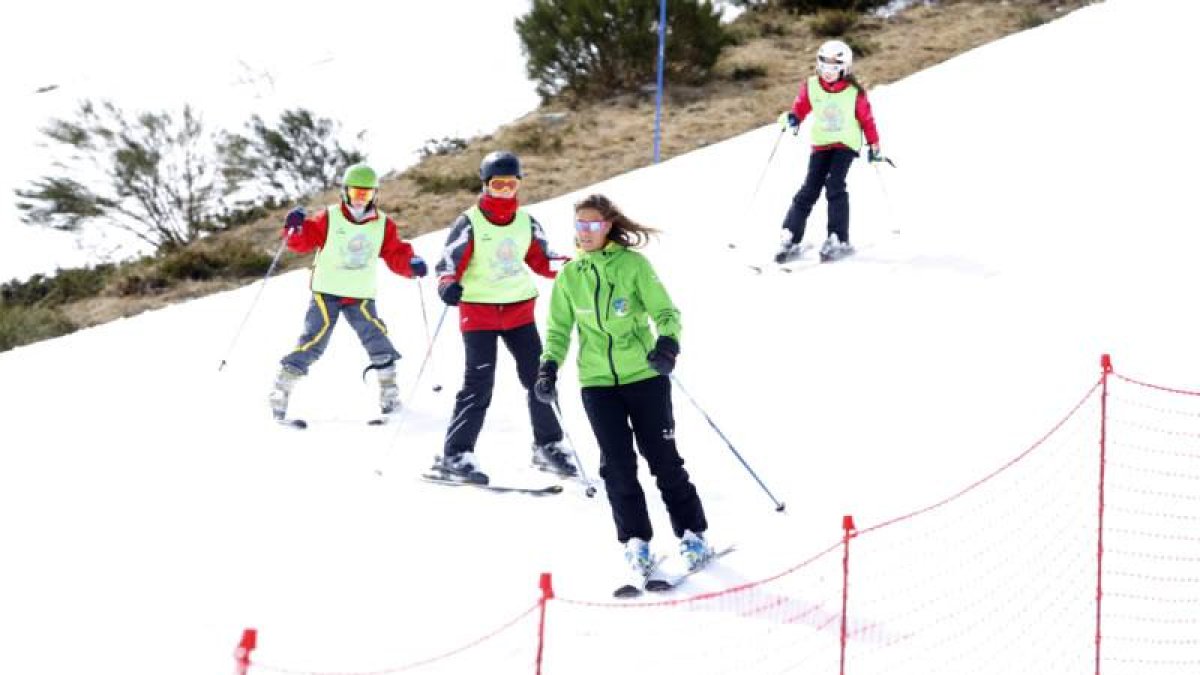Esquiadores en la estación 'Valle de Laciana- Leitariegos'.