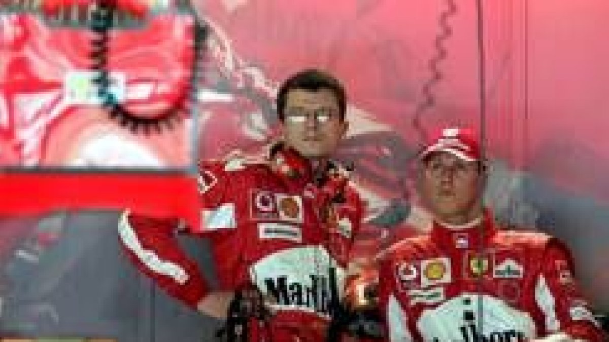 El piloto alemán Michael Schumacher, tras abandonar la carrera