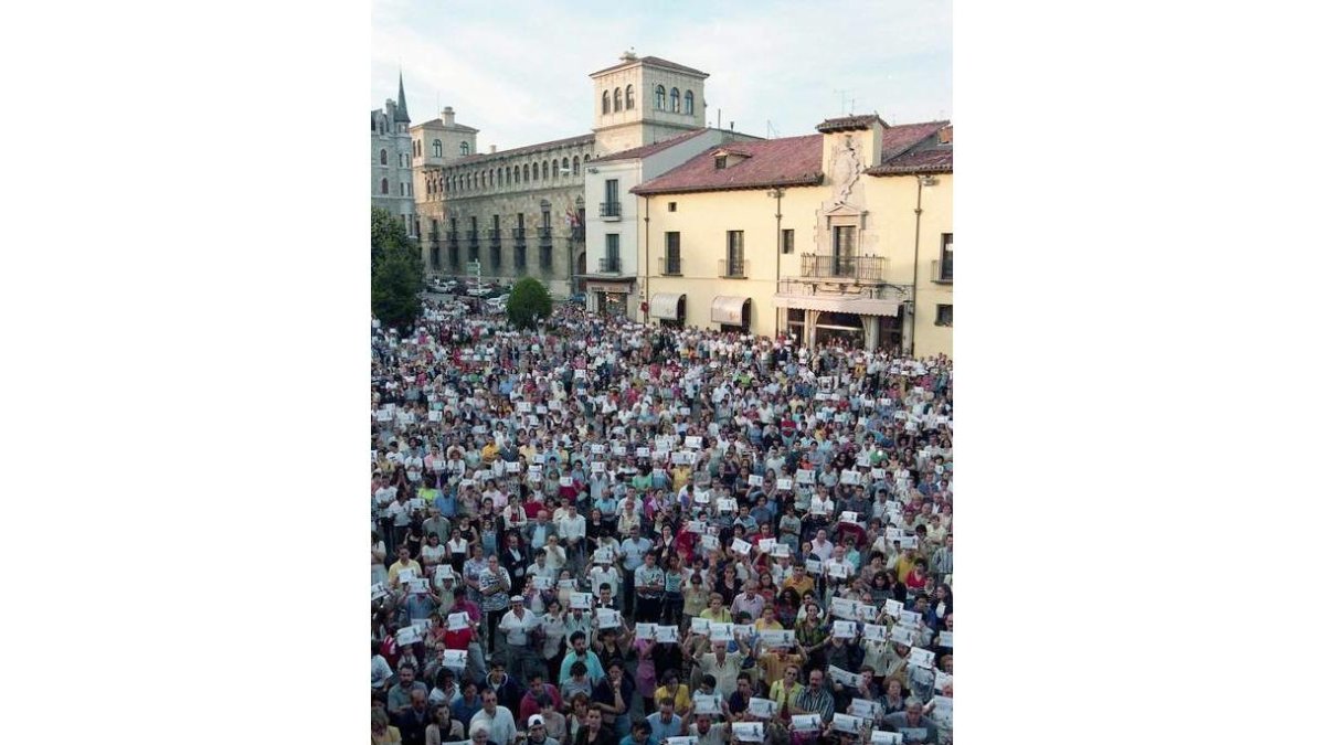 La tarde del 12 de julio, la ejecución de Miguel Ángel Blanco sacó a los leoneses a la calle. RAMIRO