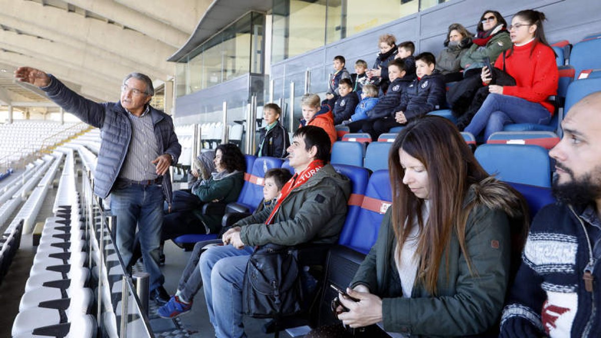 Manuel Ovalle se dirige a los aficionados de la Cultural que acudieron a visitar las diferentes dependencias del estadio Reino de León. MARCIANO PËREZ