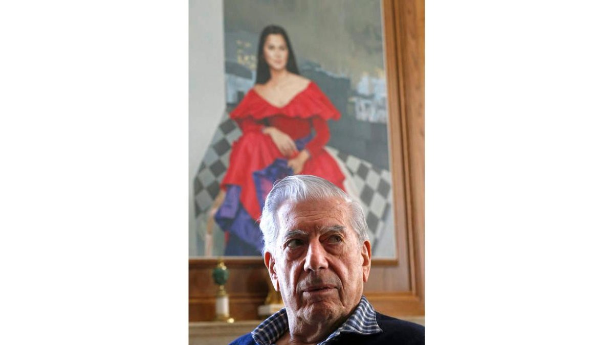 Vargas Llosa delante de un retrato de Isabel Preysler