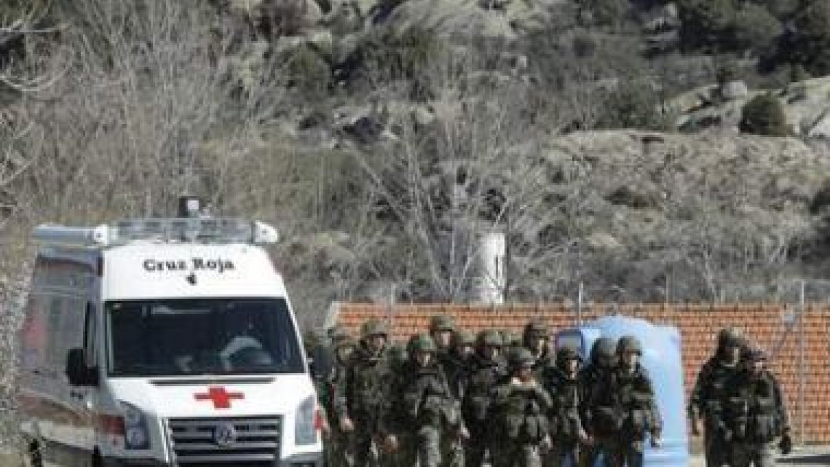 Una ambulancia, en el recinto de la Academia de Ingenieros tras la explosión.