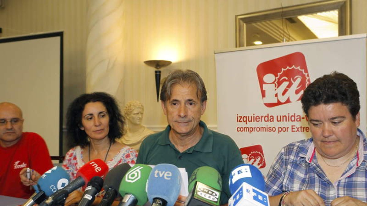 El coordinador regional de IU de Extremadura, Pedro Escobar, en la rueda de prensa de ayer.