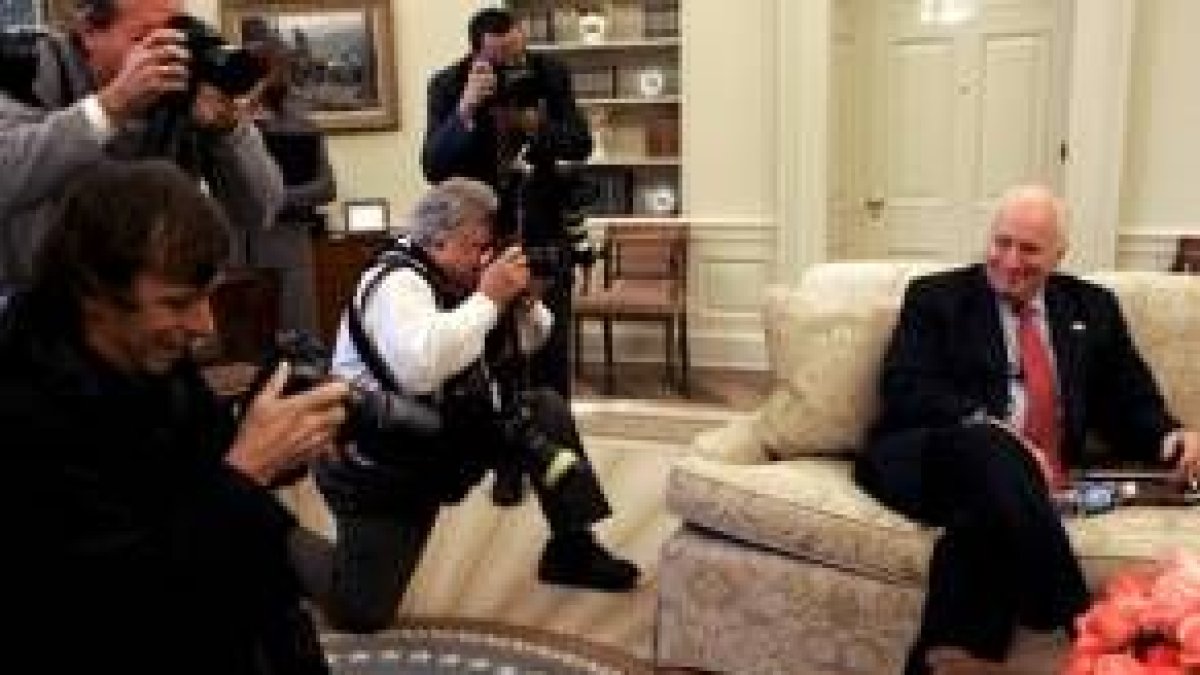El vicepresidente Dick Cheney posa ante los fotógrafos en el Despacho Oval