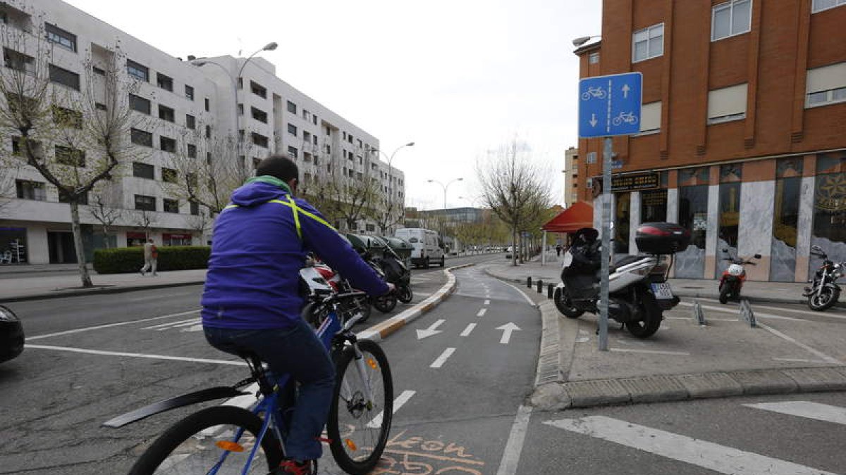 La revisión del plan de movilidad pasa por más protagonismo para peatones y bicicletas en la ciudad de forma adecuada.