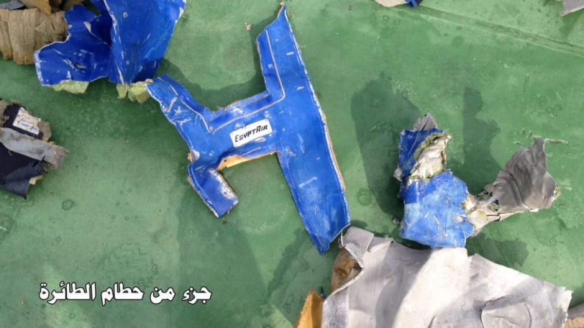 Restos del avión de Egyptair hallados por los equipos de rescate en el Mediterráneo.