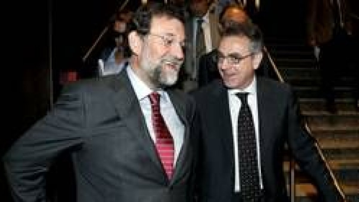 Mariano Rajoy conversa con Miguel Sanz a su llegada a Pamplona