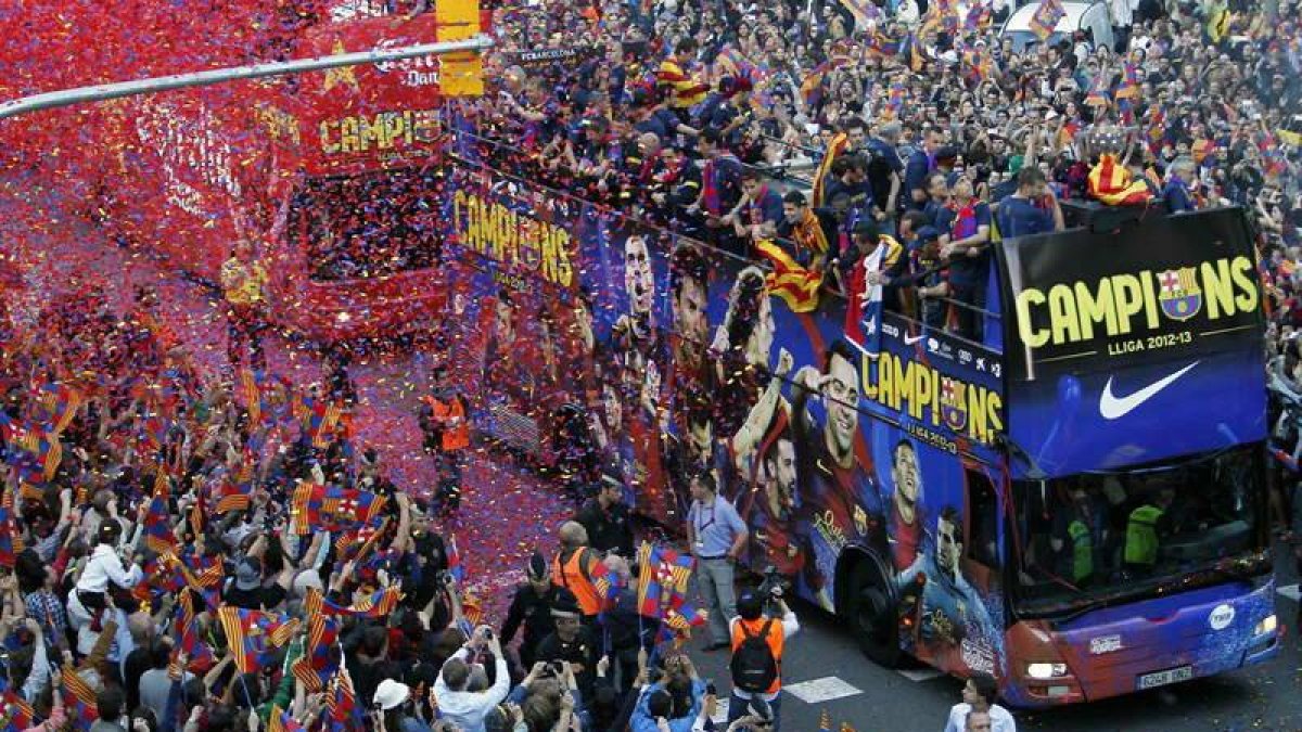 El autobús del Barcelona estuvo acompañado por medio millón de aficionados.