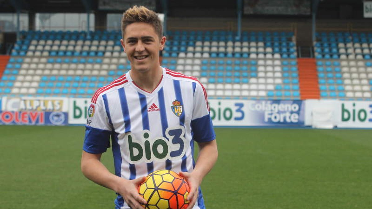 Raíllo posó en El Toralín con la camiseta de la Deportiva, en la que lucirá el dorsal 24, el mismo que tenía en el Espanyol.