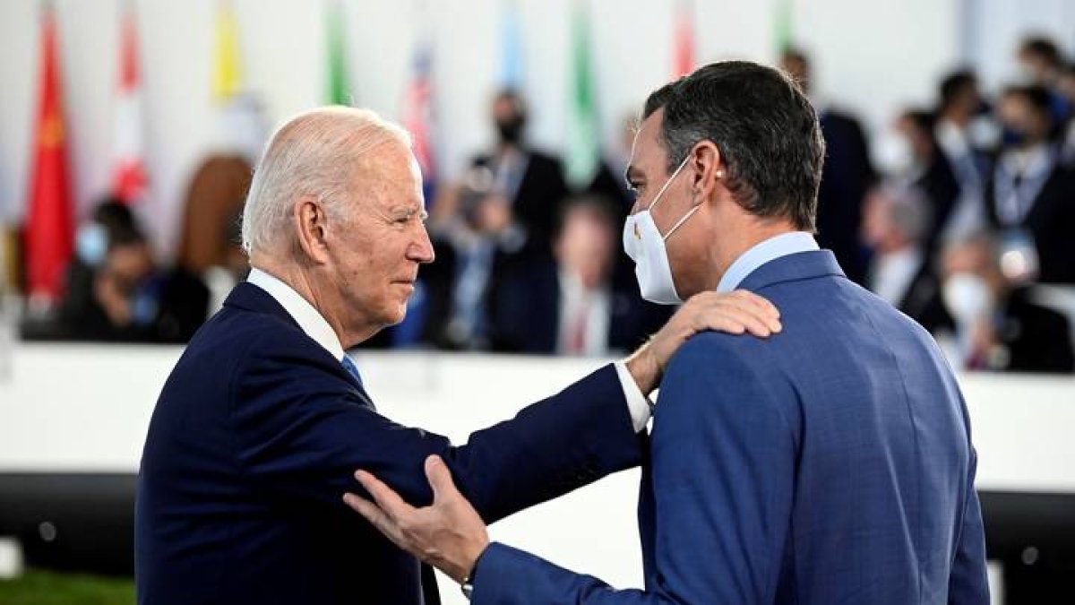 El presidente del Gobierno, Pedro Sánchez (d), conversa con el presidente de los Estados Unidos, Joe Biden, durante la sesión plenaria de la cumbre de líderes del G20 que se celebra este fin de semana en Roma. RICCARDO ANTIMIANI