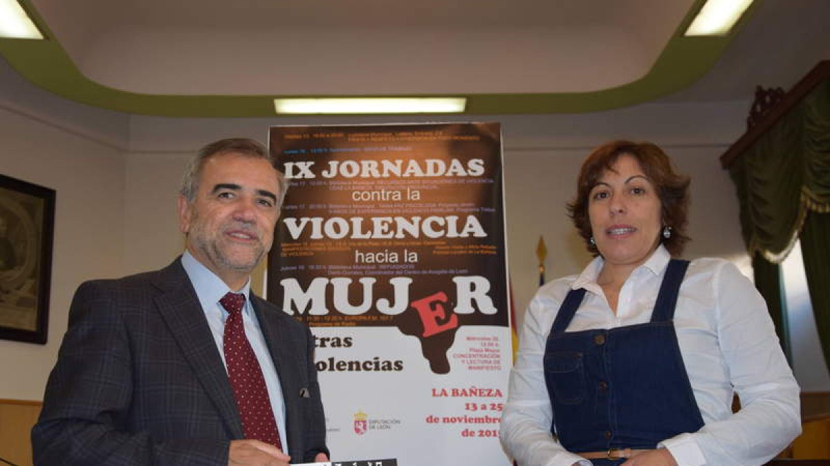 El alcalde de La Bañeza y la concejala de Igualdad, ayer, en la presentación de las jornadas.