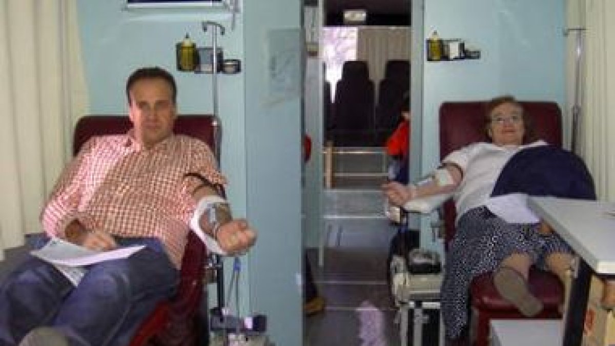 Dos personas donan sangre en una de las unidades móviles.