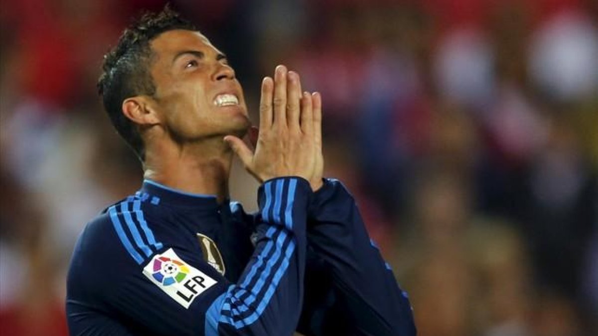 El jugador del Real Madrid Cristiano Ronaldo se lamenta de una ocasión fallada ante el Sevilla.