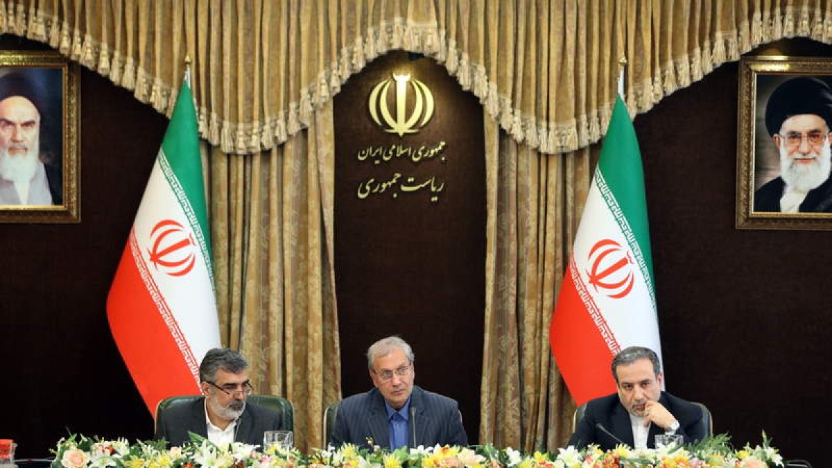 Responsables del Gobierno iraní, Behruz Kamalvandí, Ali Rabiei y Abbas Araqchí. HAMED MALEKPOUR