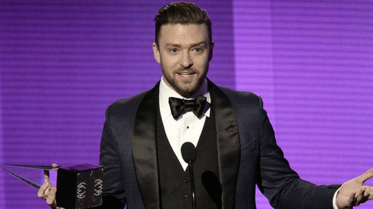 Justin Timberlake recoge su premio al Mejor Artista Masculino Pop Rock del año, esta madrugada en Los Ángeles.