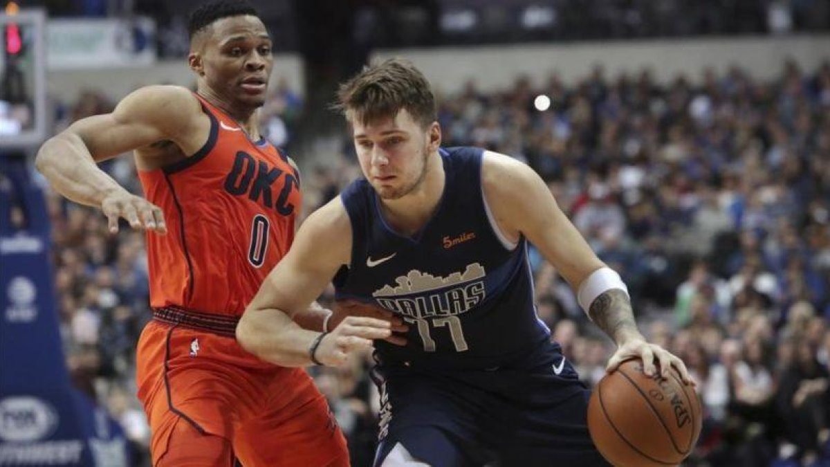 Luka Doncic penetra a canasta frente a Russell Westbrook en el Mavericks-Thunder que cerraba el 2018.