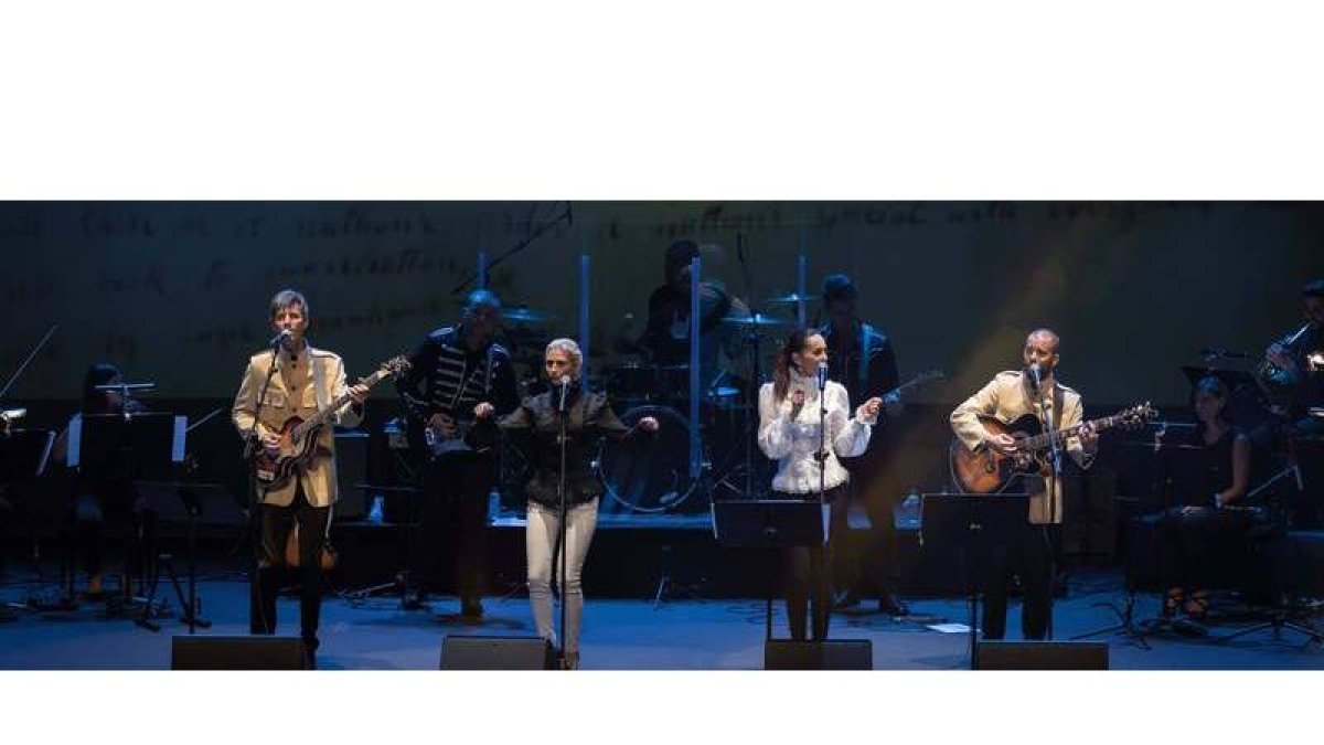 Imagen del espectáculo ‘Beatles Symphonic’, que reúne a 24 artistas en el escenario. DL