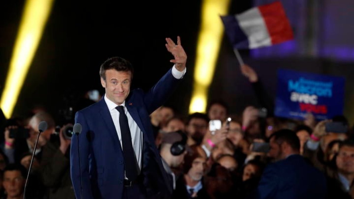 Emmanuel Macron celebra su victoria en las elecciones de Francia. GUILLAUME HORCAJUELO