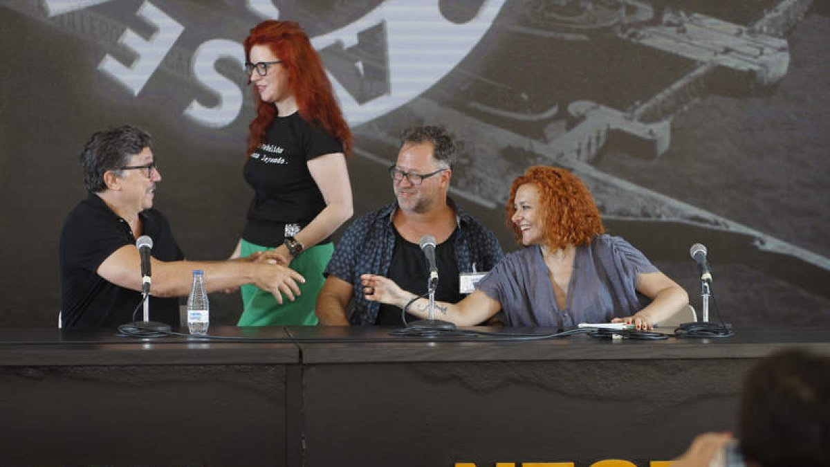 Carlos Bardem, Bibiana Candia, Marcelo Guerrieri, y Marta Prieto, leonesa premiada por La Ilustrísima. JUAN GONZÁLEZ