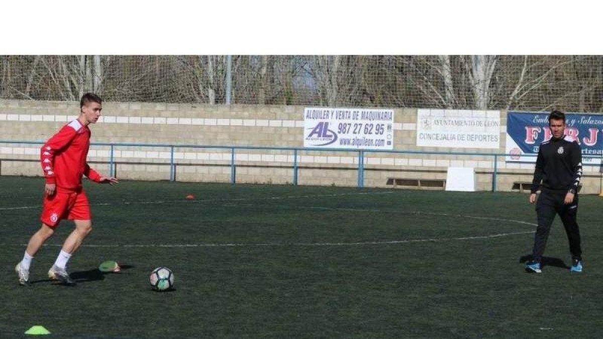 Las sesiones de entrenamiento hacen mejorar el nivel de los jóvenes futbolistas ucranianos. DL