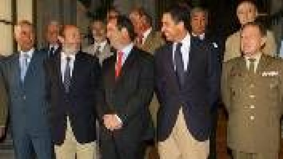 Bono, con los portavoces parlamentarios y el jefe del Estado Mayor