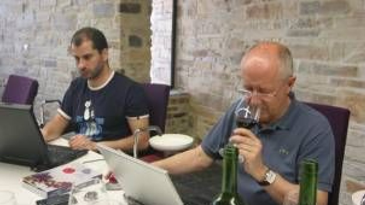 José Peñín, en primer término, ayer en el Consejo Regulador catando uno de los 120 vinos que examinó
