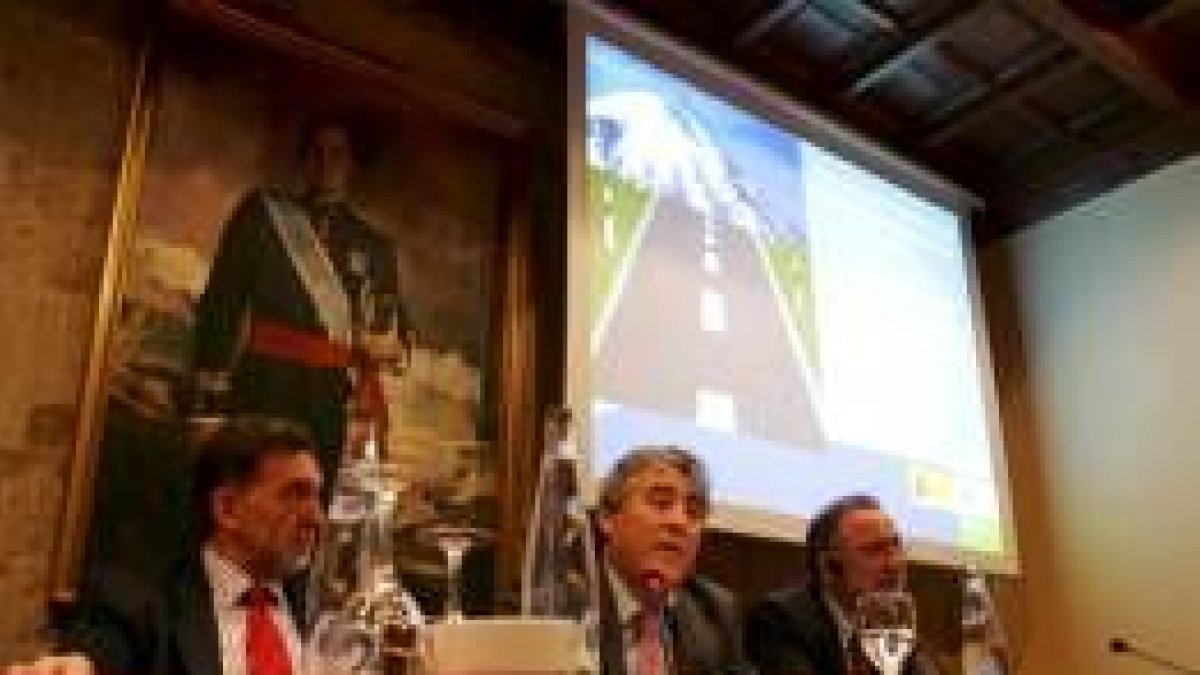 Miguel Alejo, Justo Zambrana y Pere Navarro, en la reunión de jefes provinciales de Tráfico