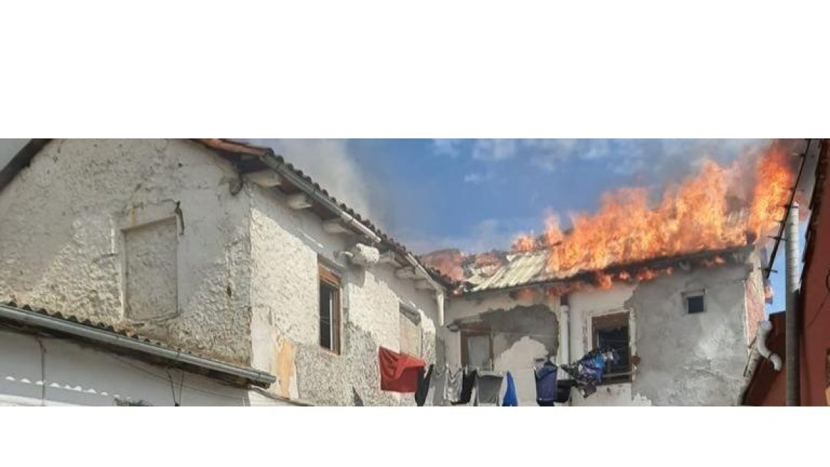 El fuego ha alcanzado una vivienda. AYUNTAMIENTO DE LEÓN