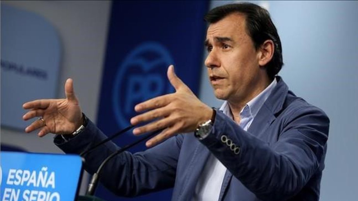 El vicesecretario general de organización del PP, Fernando Martínez Maíllo, en la rueda de prensa que ha ofrecido este lunes en la sede del partido.