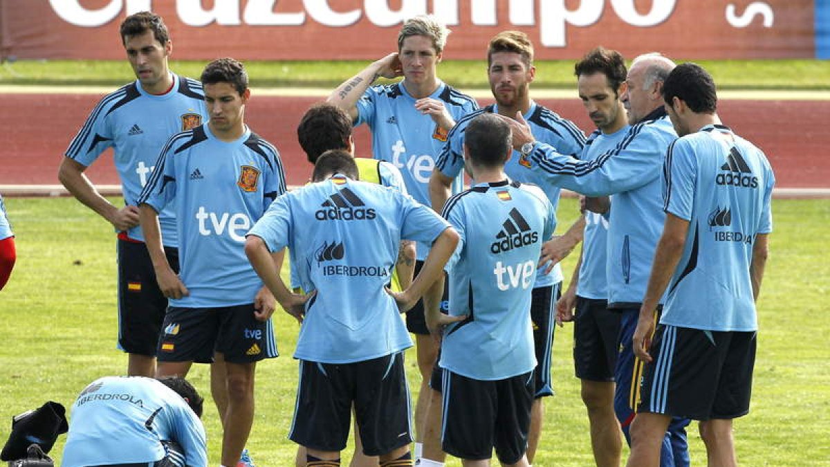 El técnico de la selección española, Vicente del Bosque, dirigiendo el último entrenamiento.