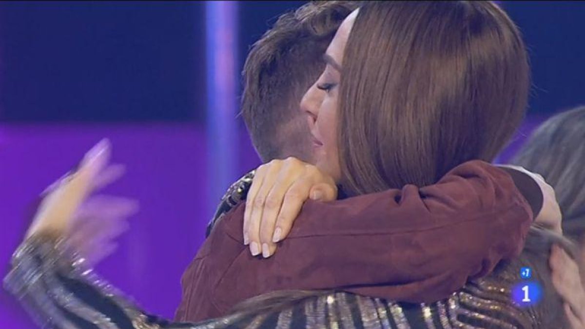 Mónica Naranjo abraza a Raoul en OT.